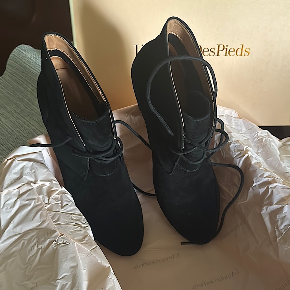 L'Amour Black Ankle Boots with Classic Design